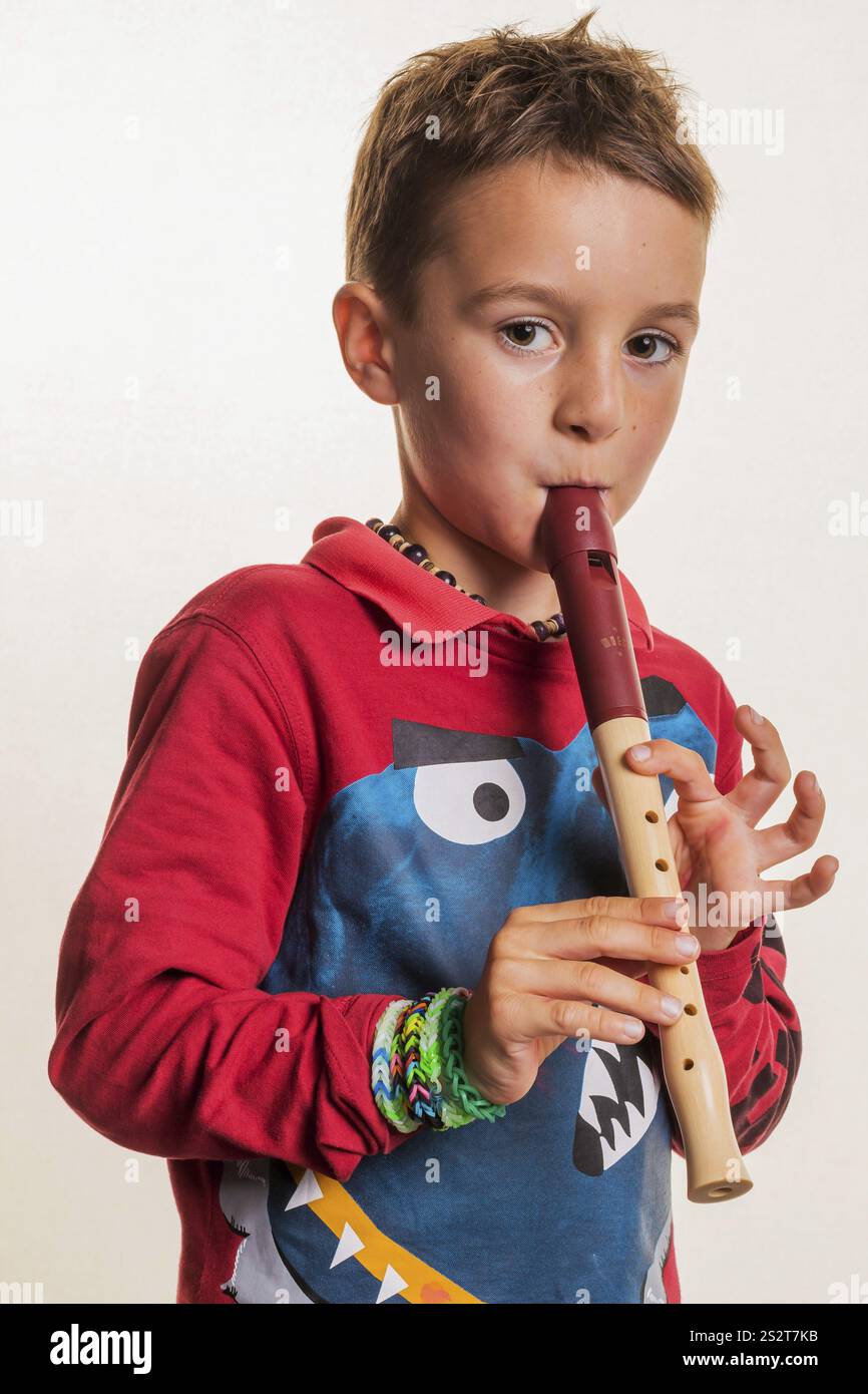 Un bambino suona un flauto sul legno. Educazione musicale e scuola di musica. Austria Foto Stock