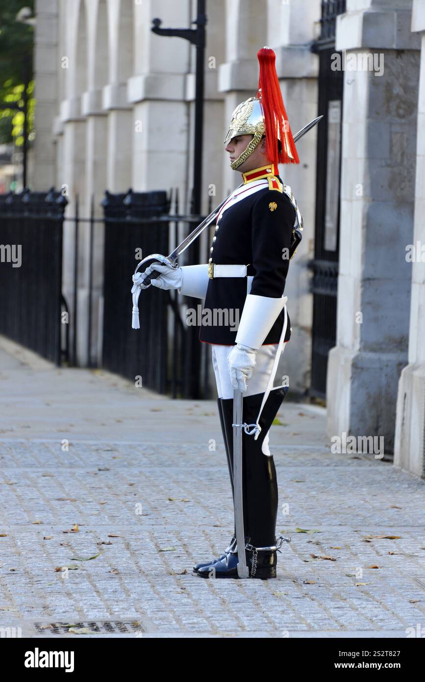 A Life Guard of the Household Cavalry, British Guards Cavalry, Londra, regione di Londra, Inghilterra, gran Bretagna, Una guardia in uniforme tradizionale sta in piedi Foto Stock