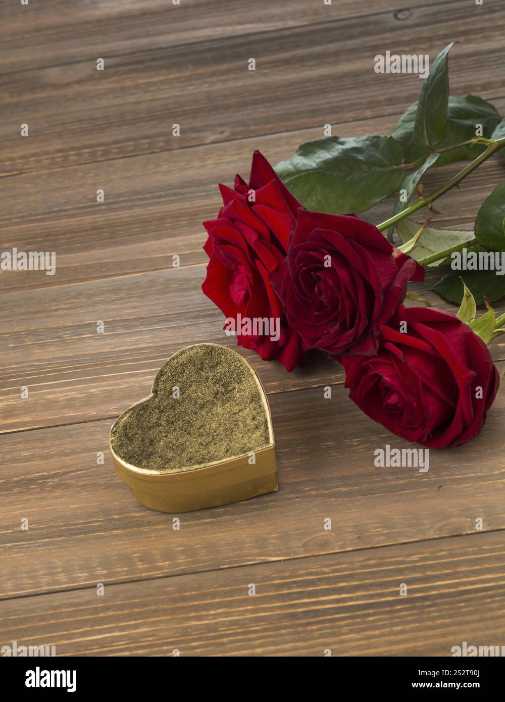 Rose come regalo e sorpresa per una festa. Foto simbolo per compleanno, festa della mamma, amore, San Valentino Austria Foto Stock