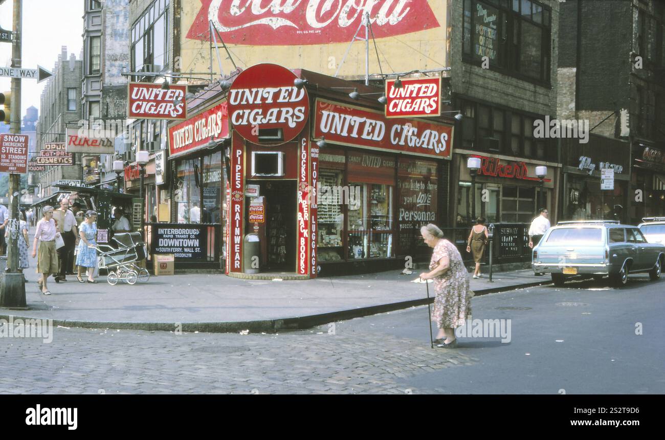 New York nel 1966, negozio di sigari nel Greenwich Village Foto Stock