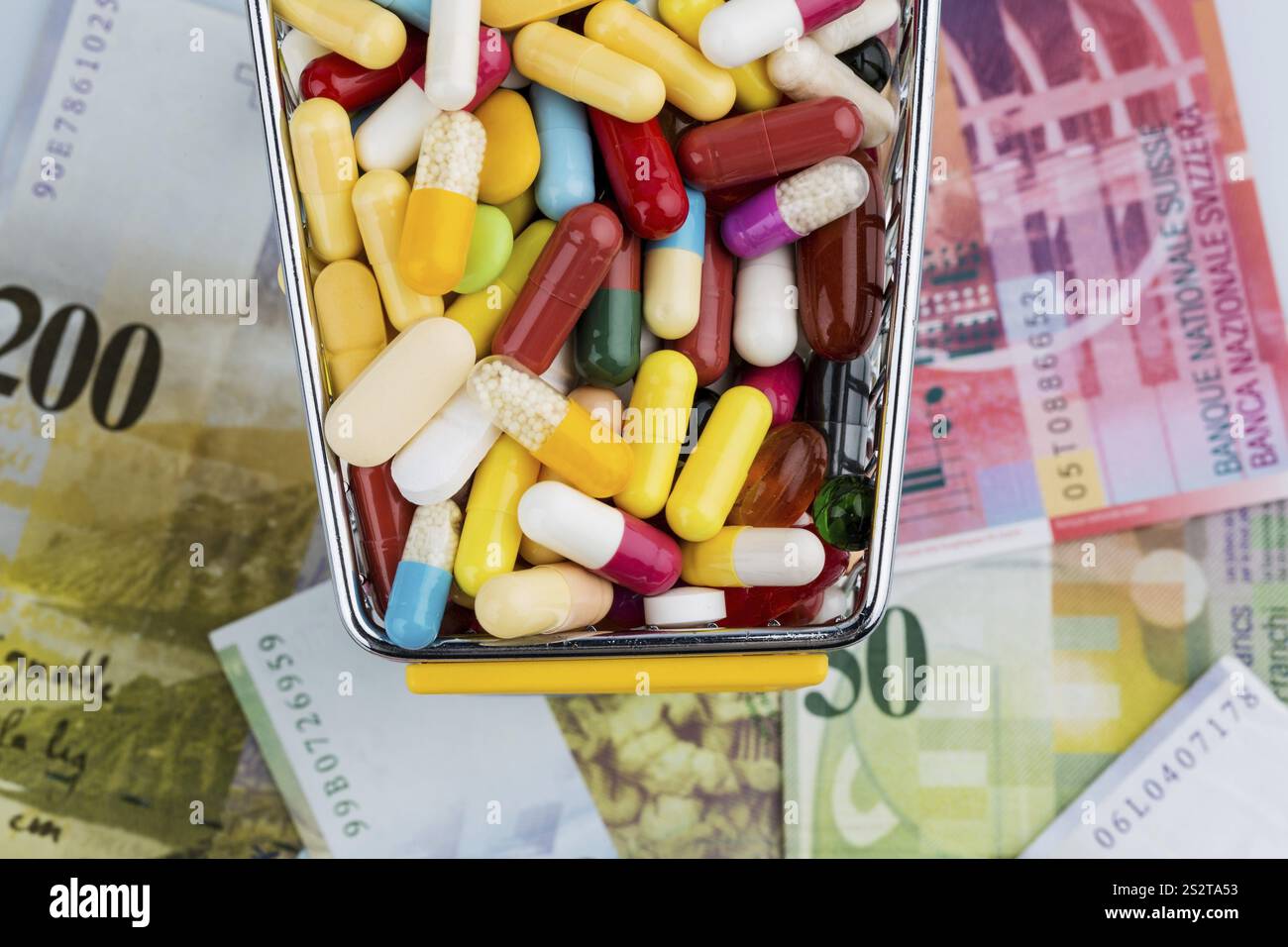 Compresse, carrello della spesa, franco svizzero, simbolo foto per farmaci, compagnie di assicurazione sanitaria, costi sanitari Austria Foto Stock