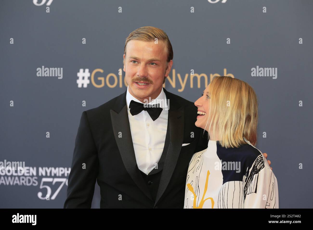 Albrecht Abraham Schuch e Anna Maria Muehe, partner cinematografici in Mitten in Deutschland NSU, cerimonia di premiazione Red Carpet Nymphes d'Or, 57° Festival de Tel Foto Stock