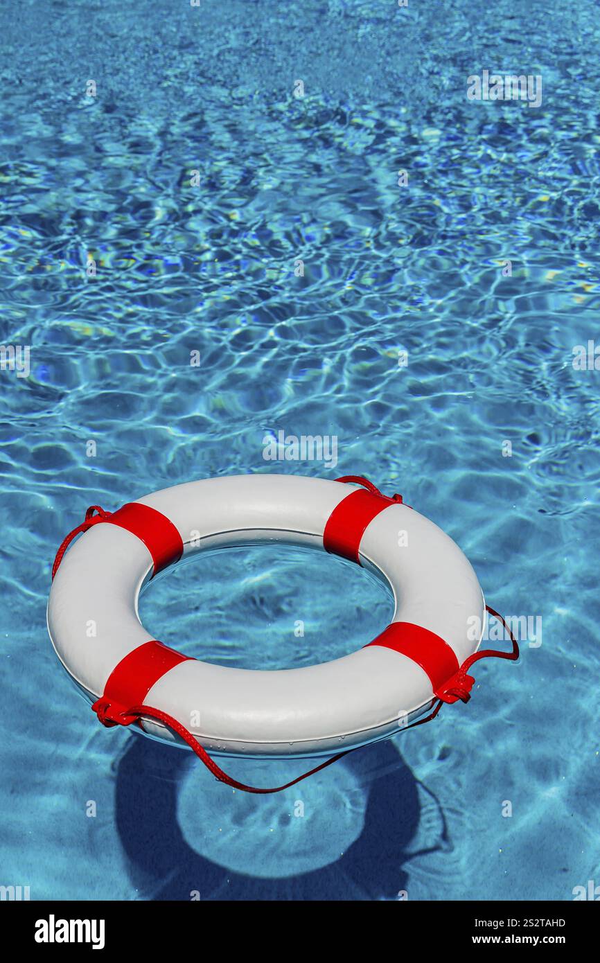 Una gomma di soccorso galleggia in una piscina. Foto simbolica per il salvataggio e la gestione delle crisi durante la crisi finanziaria e bancaria. Austria Foto Stock