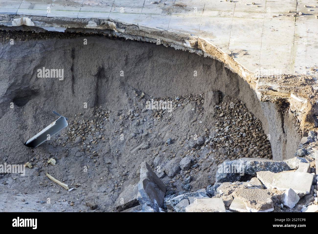 Una piscina è stata smantellata da un escavatore in un cantiere privato in Austria Foto Stock