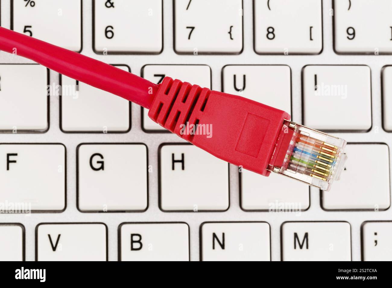 Cavo di rete su tastiera, foto simbolica per tariffa fissa, e-commerce, comunicazione globale Austria Foto Stock