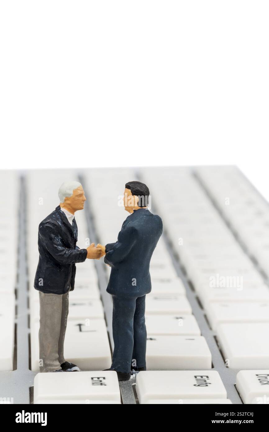 Cavo di rete su tastiera, foto simbolica per tariffa fissa, e-commerce, comunicazione globale Austria Foto Stock