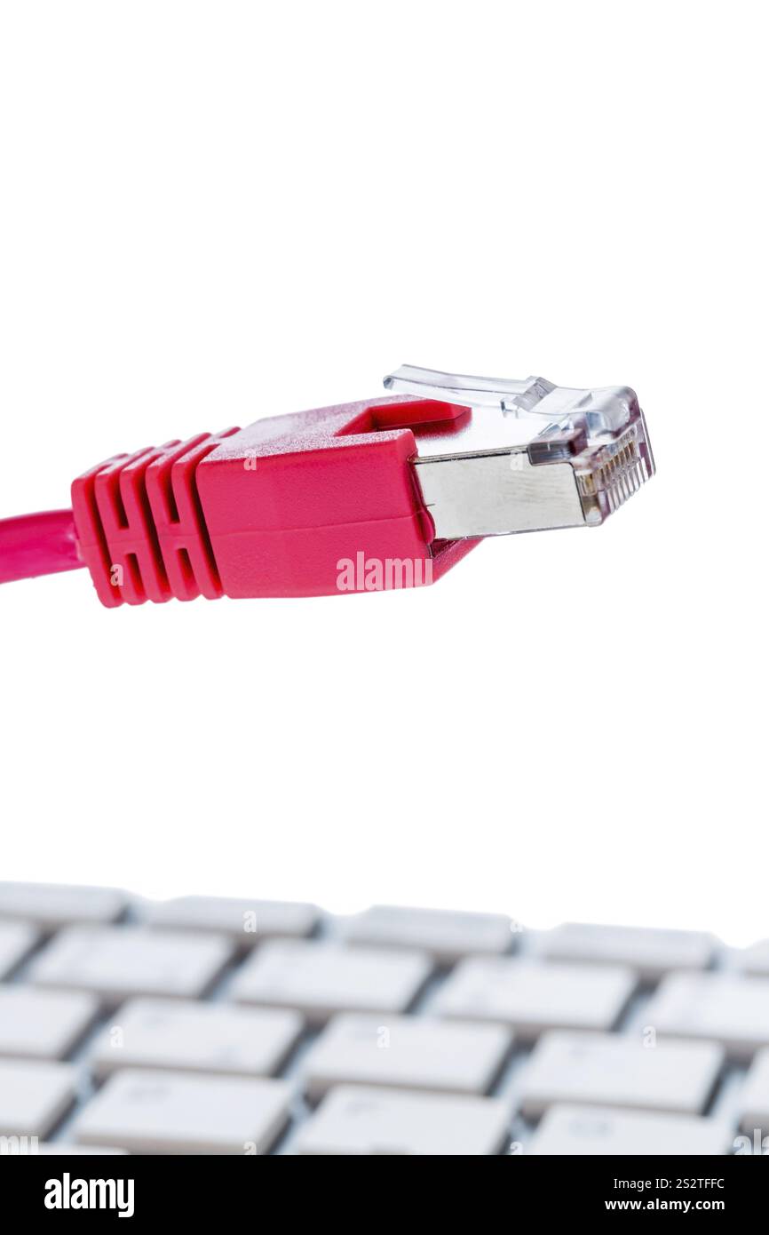 Cavo di rete su tastiera, foto simbolica per tariffa fissa, e-commerce, comunicazione globale Austria Foto Stock