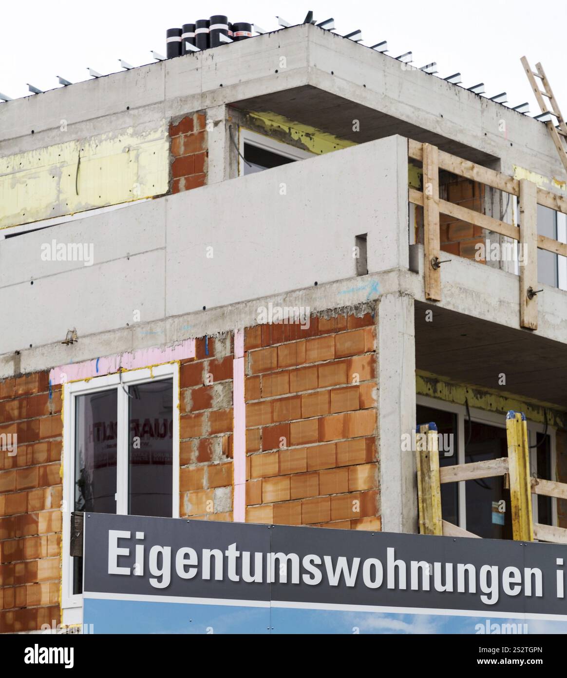 Cantiere, insegna, condomini in una posizione fantastica, foto simboliche per la proprietà di case e promozione immobiliare Austria Foto Stock
