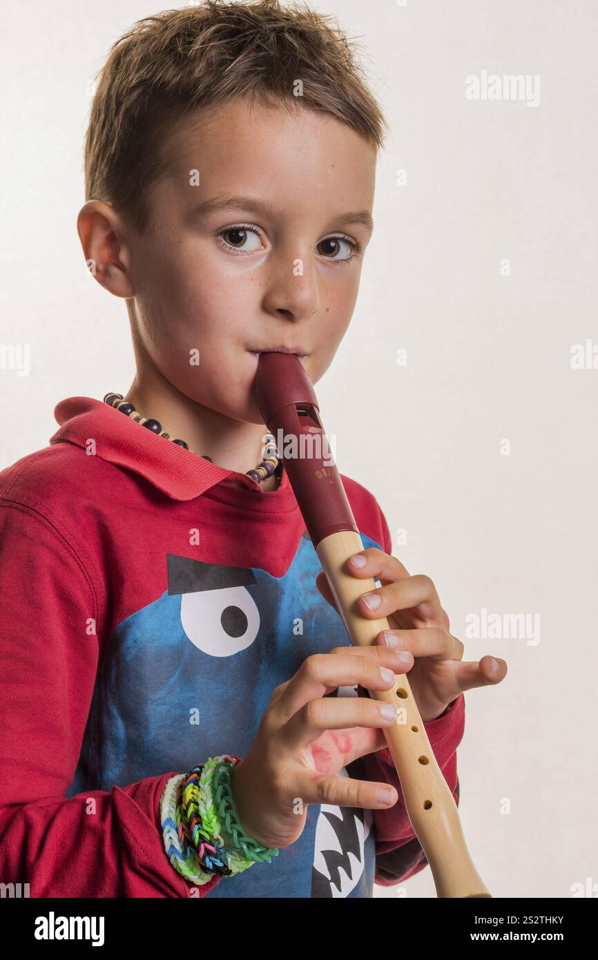 Un bambino suona un flauto sul legno. Educazione musicale e scuola di musica. Austria Foto Stock