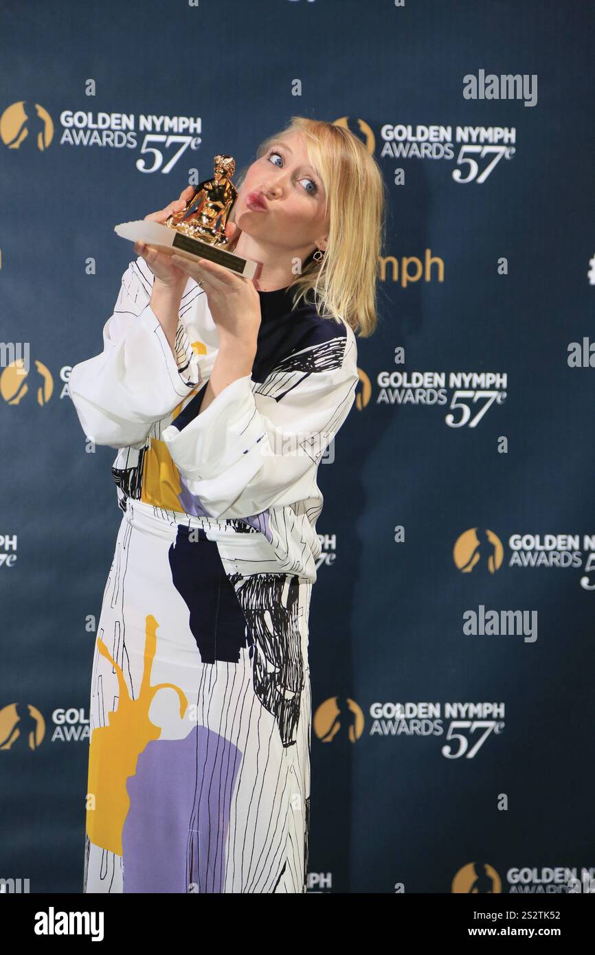 Anna Maria Muehe con il suo premio come attrice eccezionale per il suo ruolo in Mitten in Deutschland NSU, Nymphes d'Or Award Ceremony, 57th Festival de Televi Foto Stock