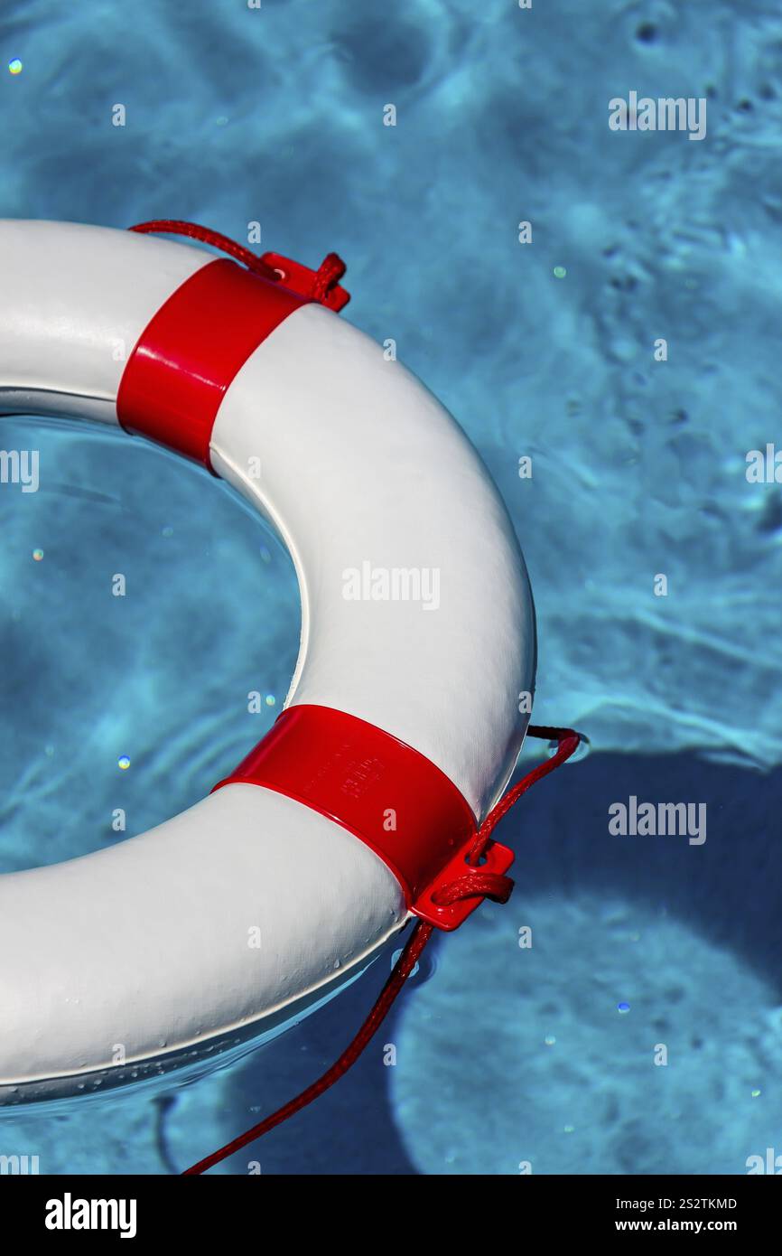 Una gomma di soccorso galleggia in una piscina. Foto simbolica per il salvataggio e la gestione delle crisi durante la crisi finanziaria e bancaria. Austria Foto Stock