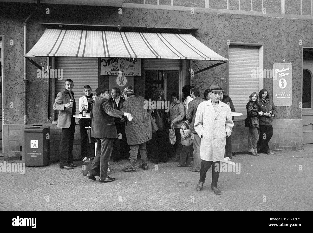 17 novembre 1981, RDT, Berlino Est, quartiere Prenzlauer Berg, Dimitroffstrasse, scena di fronte a uno snack bar con vendita self-service e fuori casa Foto Stock