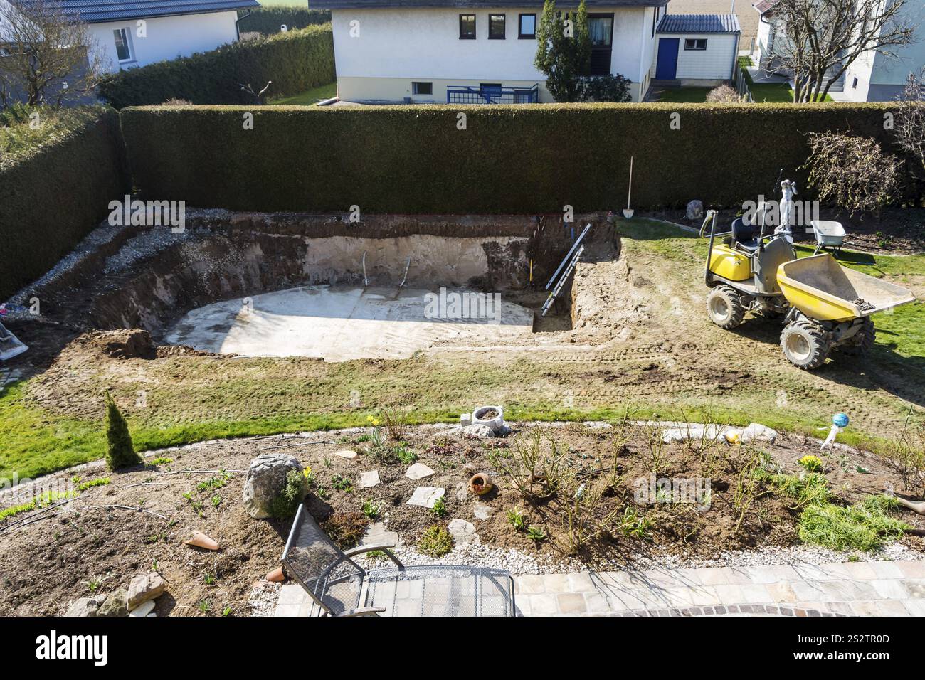 Una piscina è smantellata da un escavatore in un cantiere privato in Austria Foto Stock