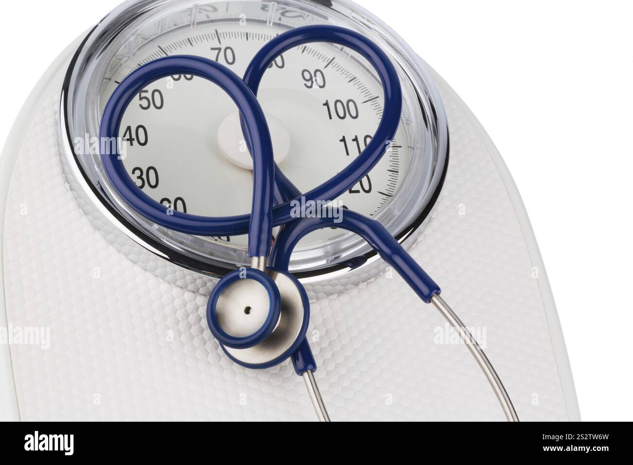 Stetoscopio e bilance, foto simbolica per peso, dieta e malattie cardiache Austria Foto Stock