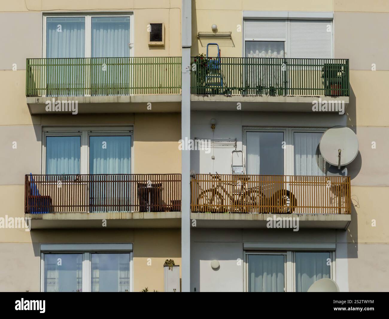 Molti balconi in un edificio residenziale per diverse feste in città. Austria Foto Stock