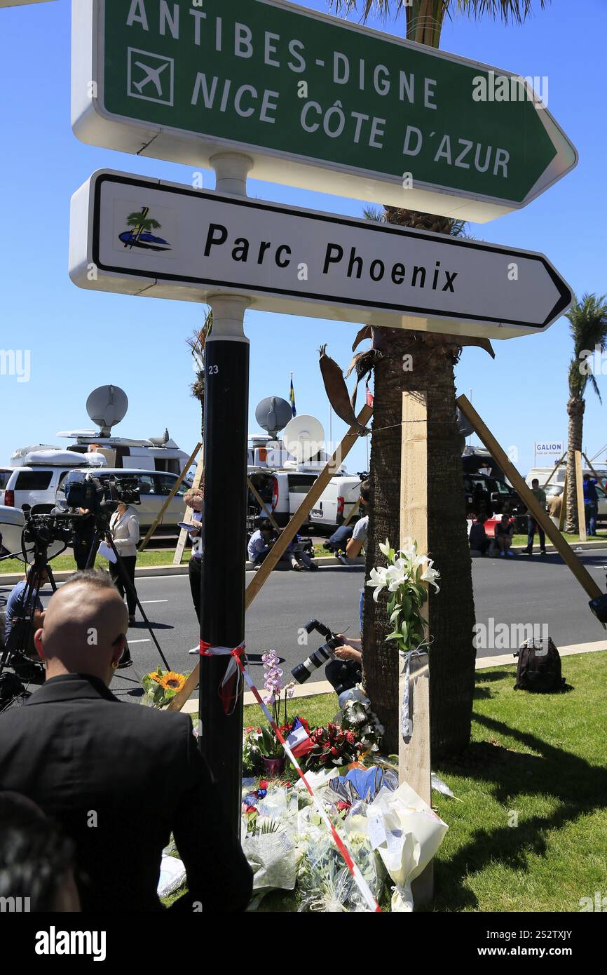 La Promenade des Anglais di Nizza la mattina dopo l'attacco del 14 luglio 2016, in cui l'aggressore Mohamed Bouhlel ha guidato un camion contro una folla di pe Foto Stock
