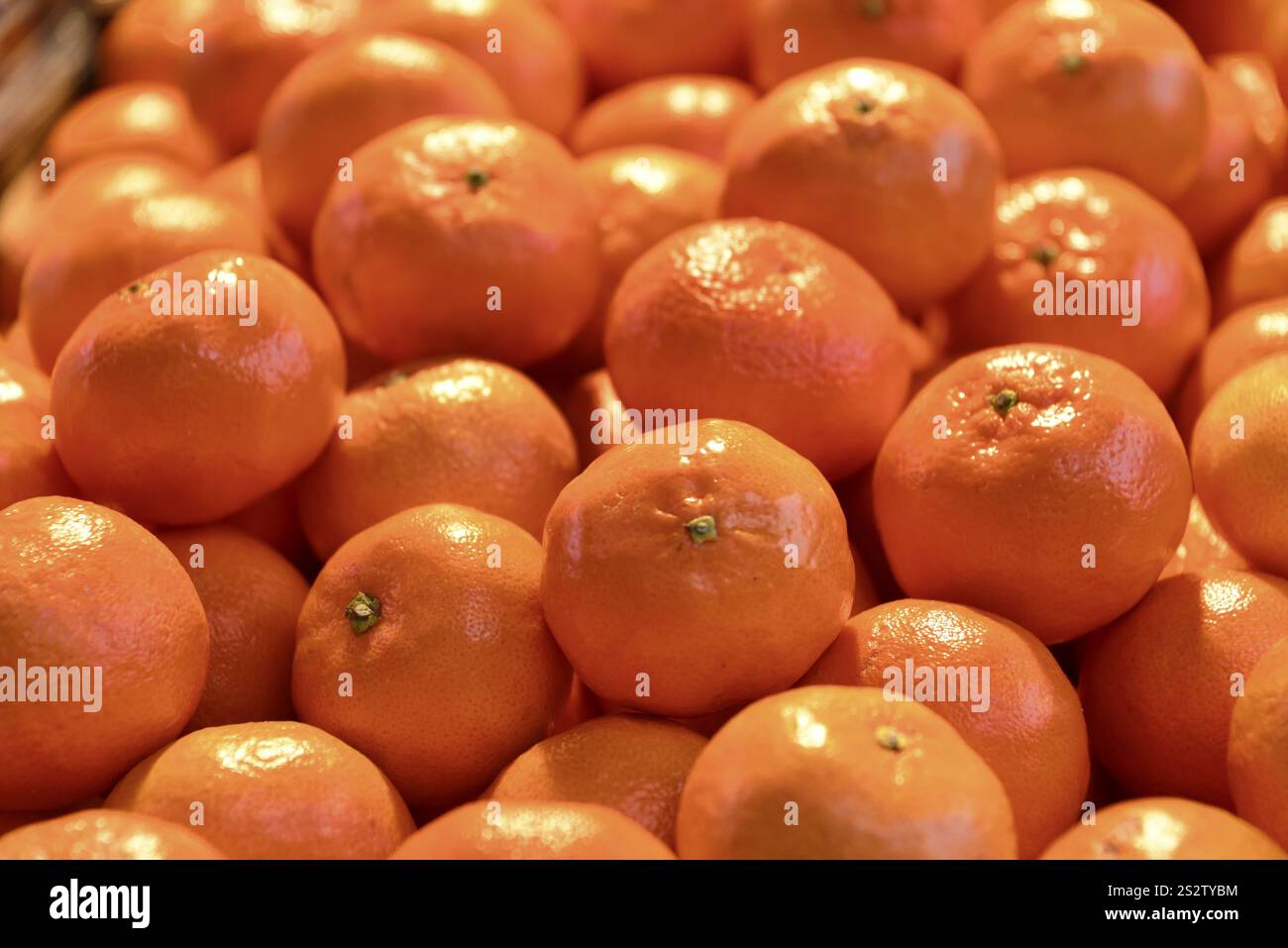 Stalla, Portobello Road, Portobello Market, Notting Hill, Londra, una pila di arance succose, lucenti e fresche, Londra, regione di Londra, Inghilterra, Regno Unito Foto Stock