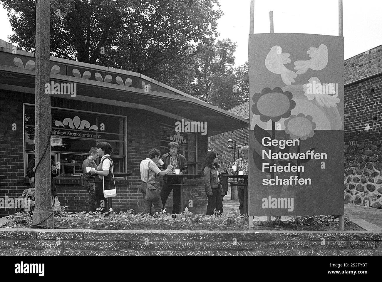 06 giugno 1982, RDT, Rostock District, città di Rostock. Agitazione contro la NATO di fronte ad uno snack bar nel centro della città di Rostock: Carsten Milbret kl Foto Stock