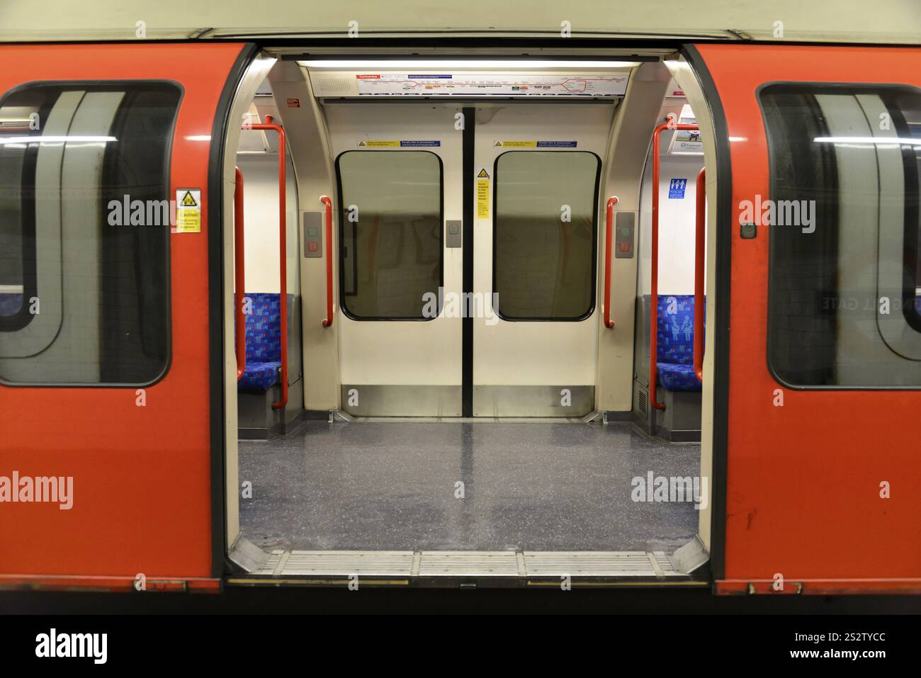 Metropolitana a porte aperte, metropolitana, metropolitana, stazione della metropolitana di Bond Street, Londra, regione di Londra, una carrozza vuota con porte aperte e rosso Foto Stock