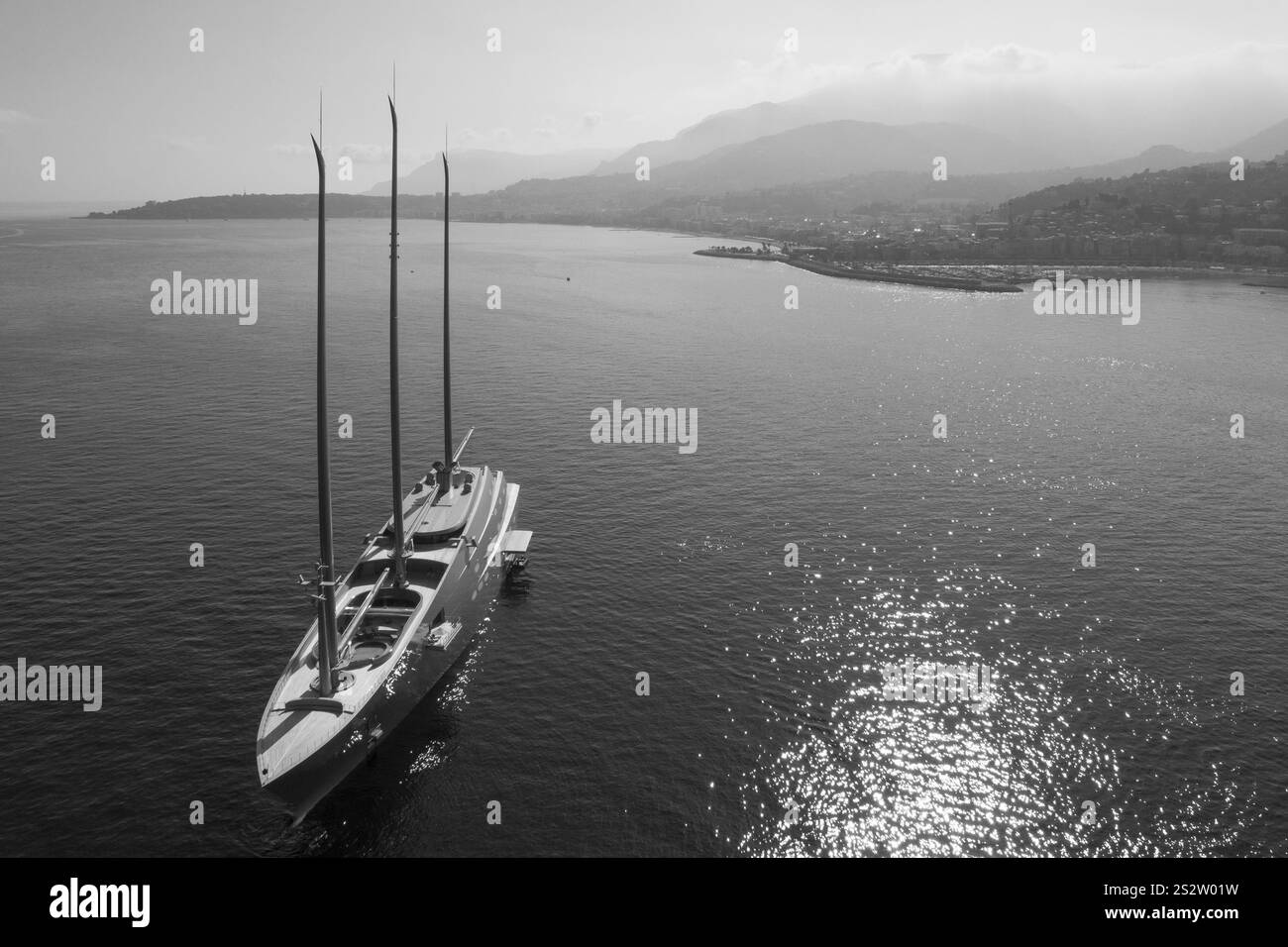 Veduta aerea dello yacht A A tre maestri lungo 143 metri, il più grande yacht A vela del mondo, costruito su progetto del designer Philippe Starck del Foto Stock