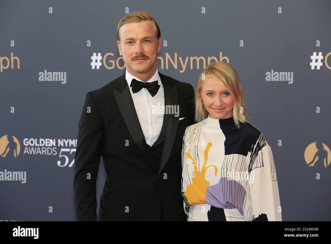Albrecht Abraham Schuch e Anna Maria Muehe, partner cinematografici in Mitten in Deutschland NSU, cerimonia di premiazione Red Carpet Nymphes d'Or, 57° Festival de Tel Foto Stock