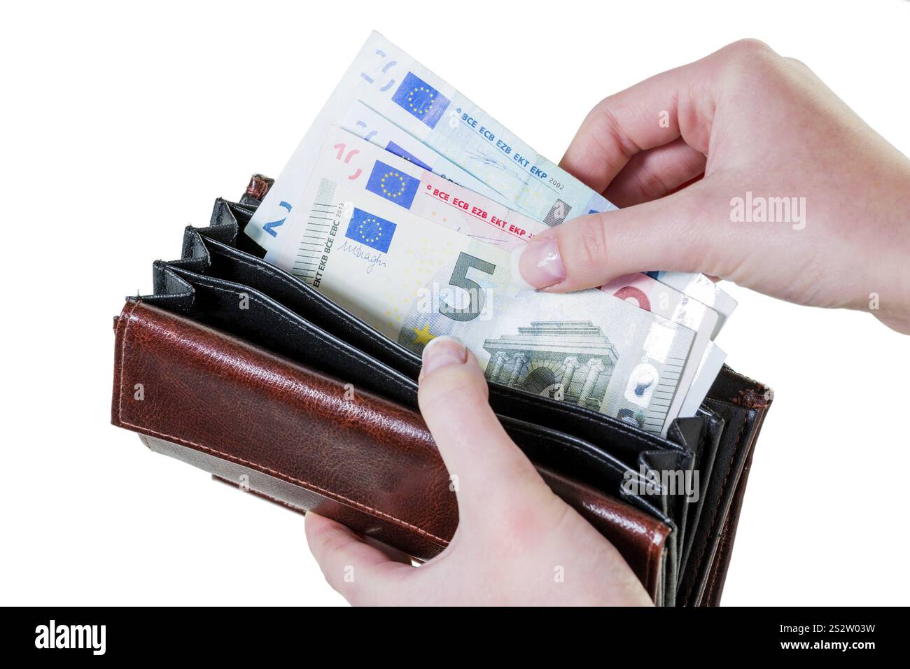 Ci sono alcune banconote in euro in un portafoglio. Il denaro sta diventando scarso a causa della nuova povertà. Austria Foto Stock