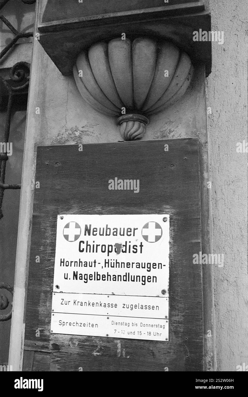 17 novembre 1981, Berlino Est, quartiere Prenzlauer Berg, cartello di pratica chiropodista all'ingresso di una casa in Poplar Avenue Berlino Est, Berlino-P. Foto Stock