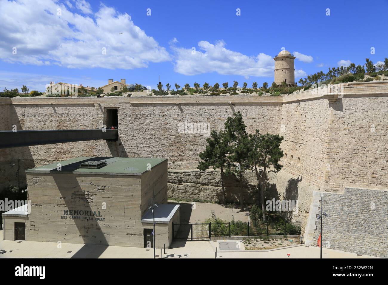 Fort St. Jean con il Memorial des Camps de la mort all'ingresso del porto vecchio, Marsiglia, dipartimento Bouches du Rhone, regione Provenza A. Foto Stock