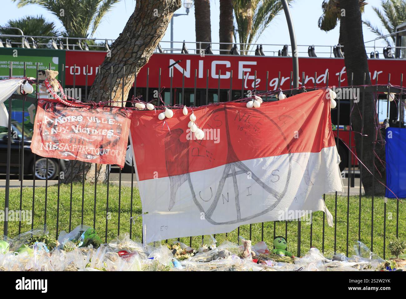 Memoriale con fiori posati e bandiera PARIGI BELLO UNIS sulla Promenade des Anglais dopo l'attacco del 14 luglio 2016 in cui l'assassino Mohamed Bouhle Foto Stock
