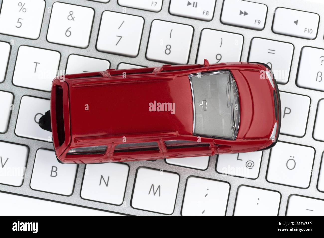 Auto sulla tastiera, foto simbolo per l'acquisto di auto e il commercio di auto su Internet Austria Foto Stock