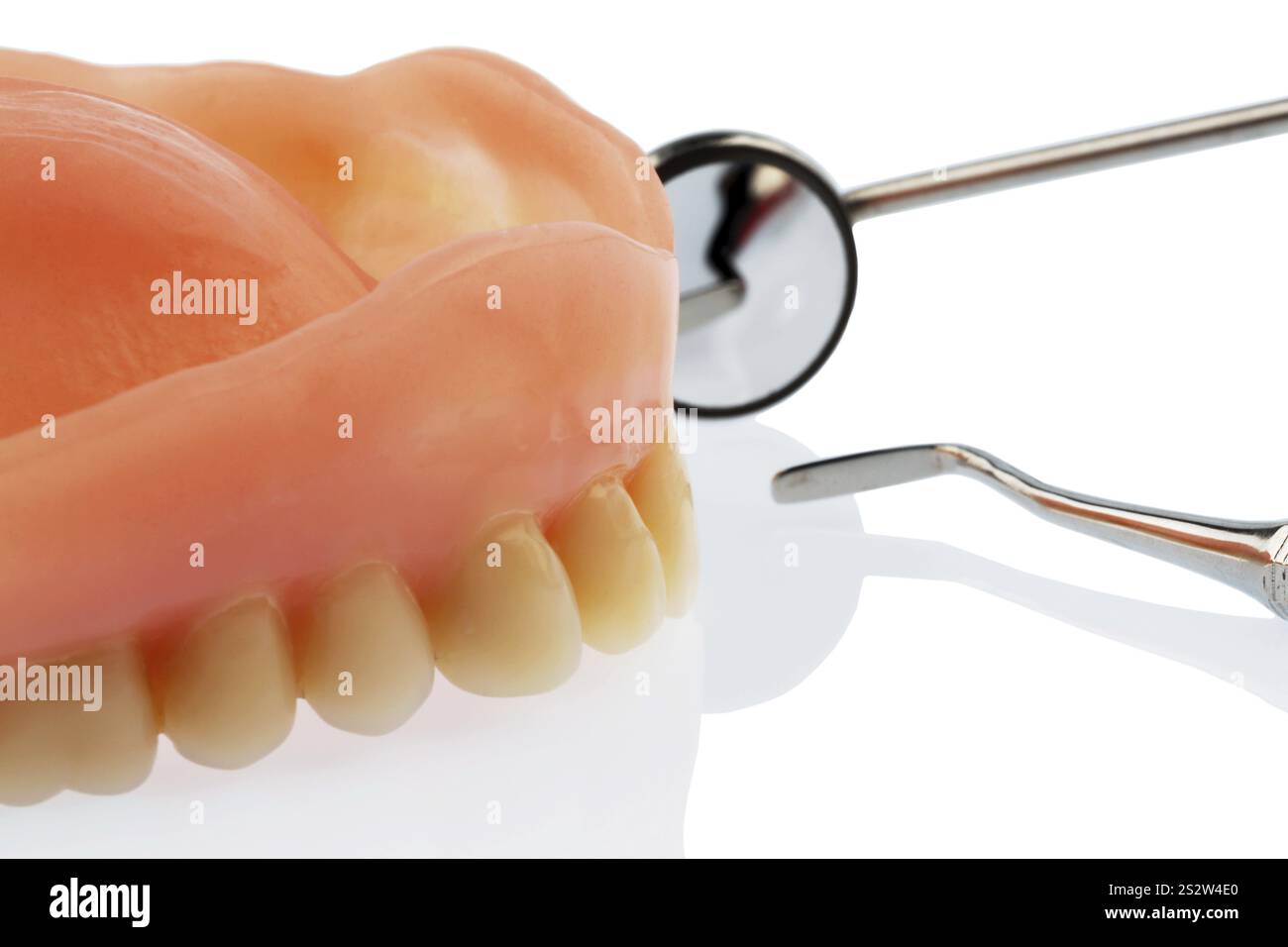 Dentiere e specchio per la bocca, foto simbolo per dentiere, diagnostica e co-pagamento Austria Foto Stock