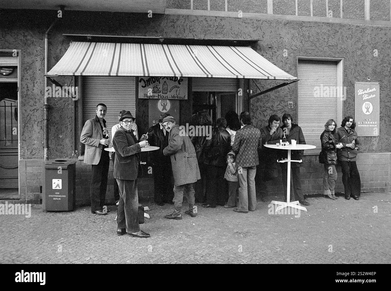 17 novembre 1981, RDT, Berlino Est, quartiere Prenzlauer Berg, Dimitroffstrasse, scena di fronte a uno snack bar con vendita self-service e fuori casa Foto Stock