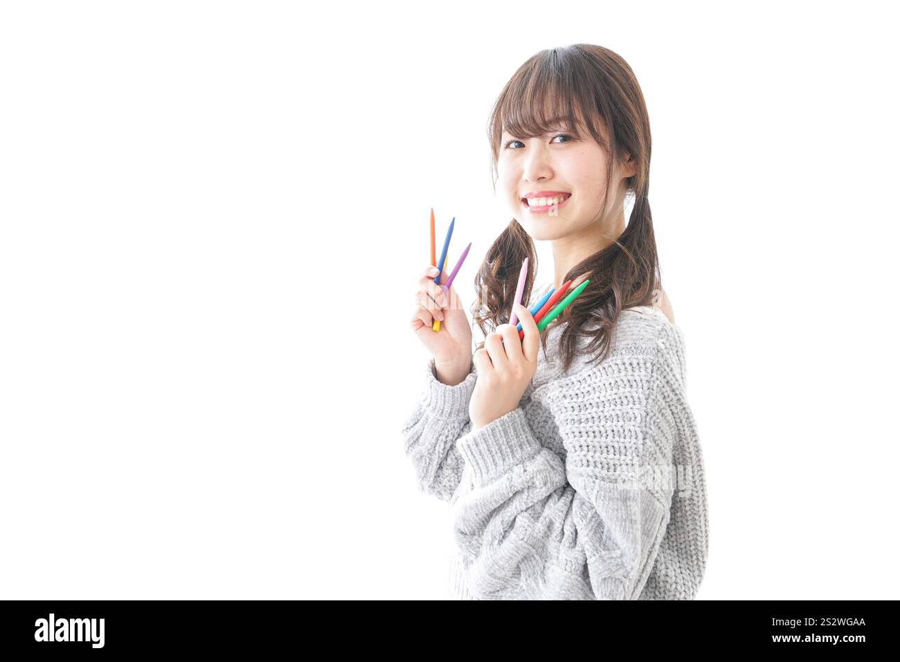 Donna con matite colorate Foto Stock