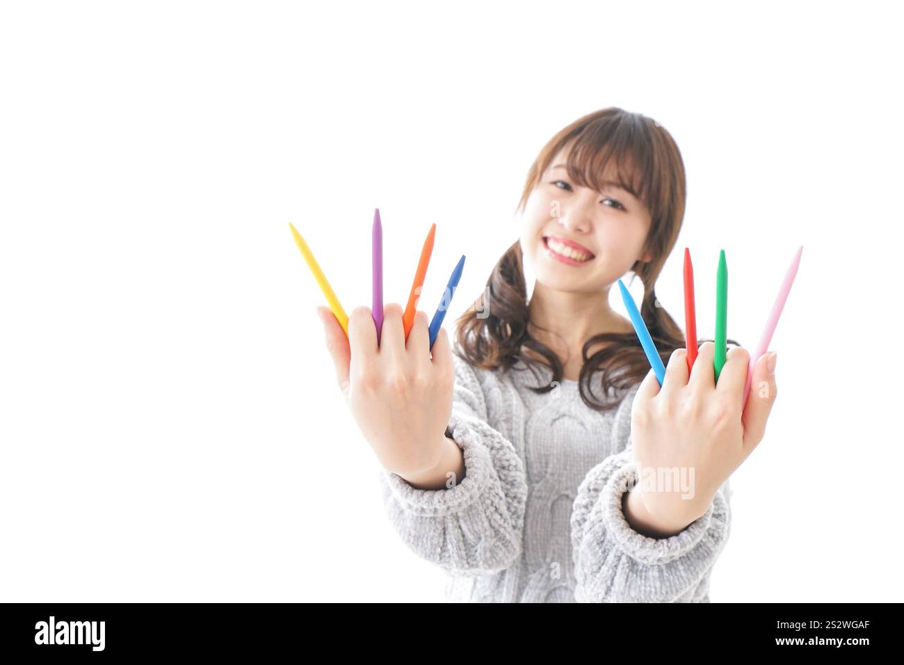 Donna con matite colorate Foto Stock