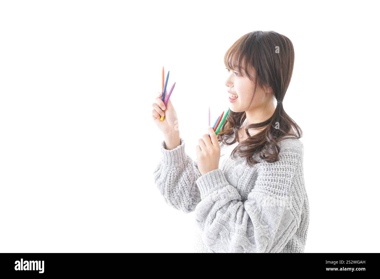 Donna con matite colorate Foto Stock