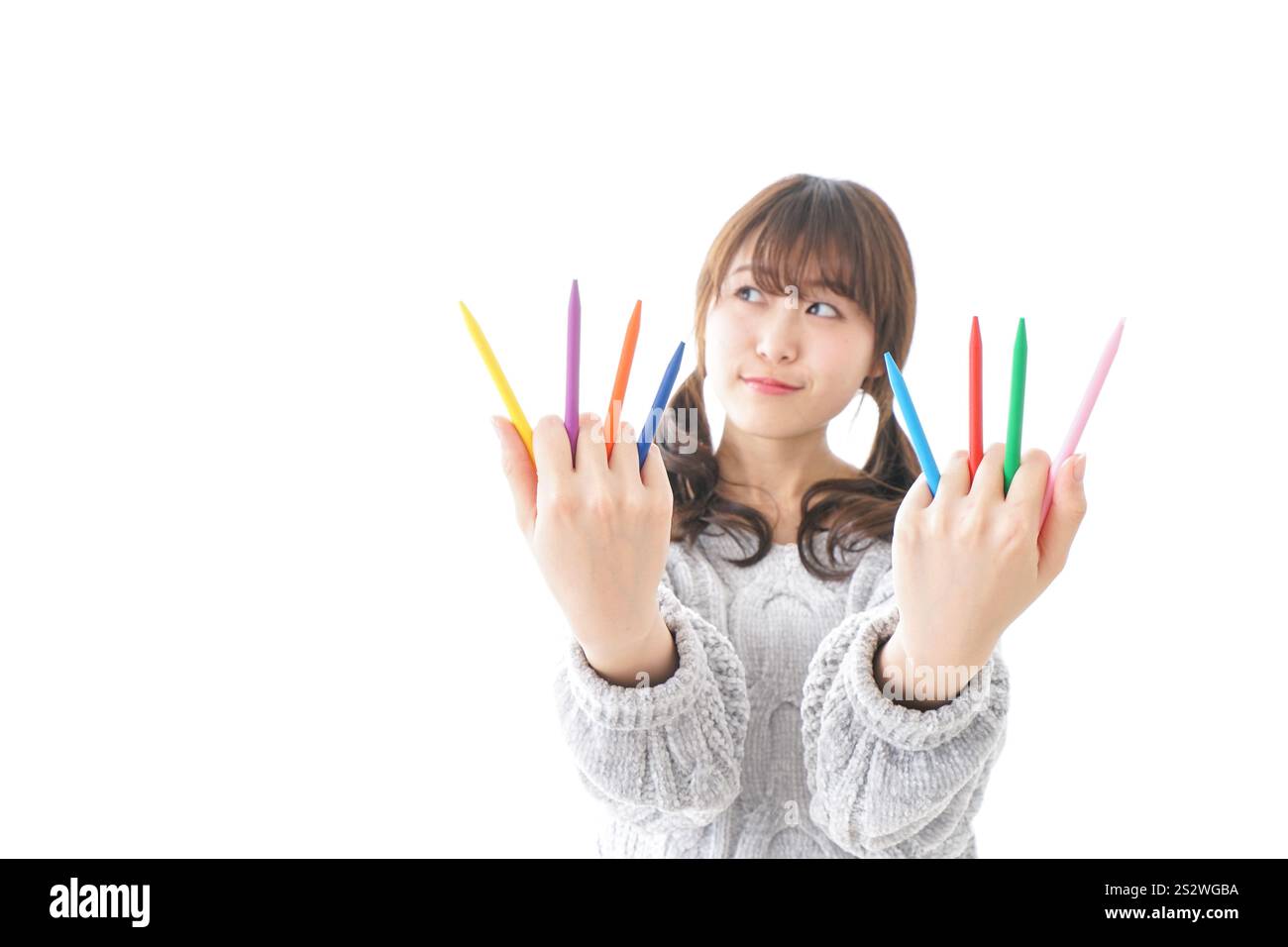 Donna con matite colorate Foto Stock
