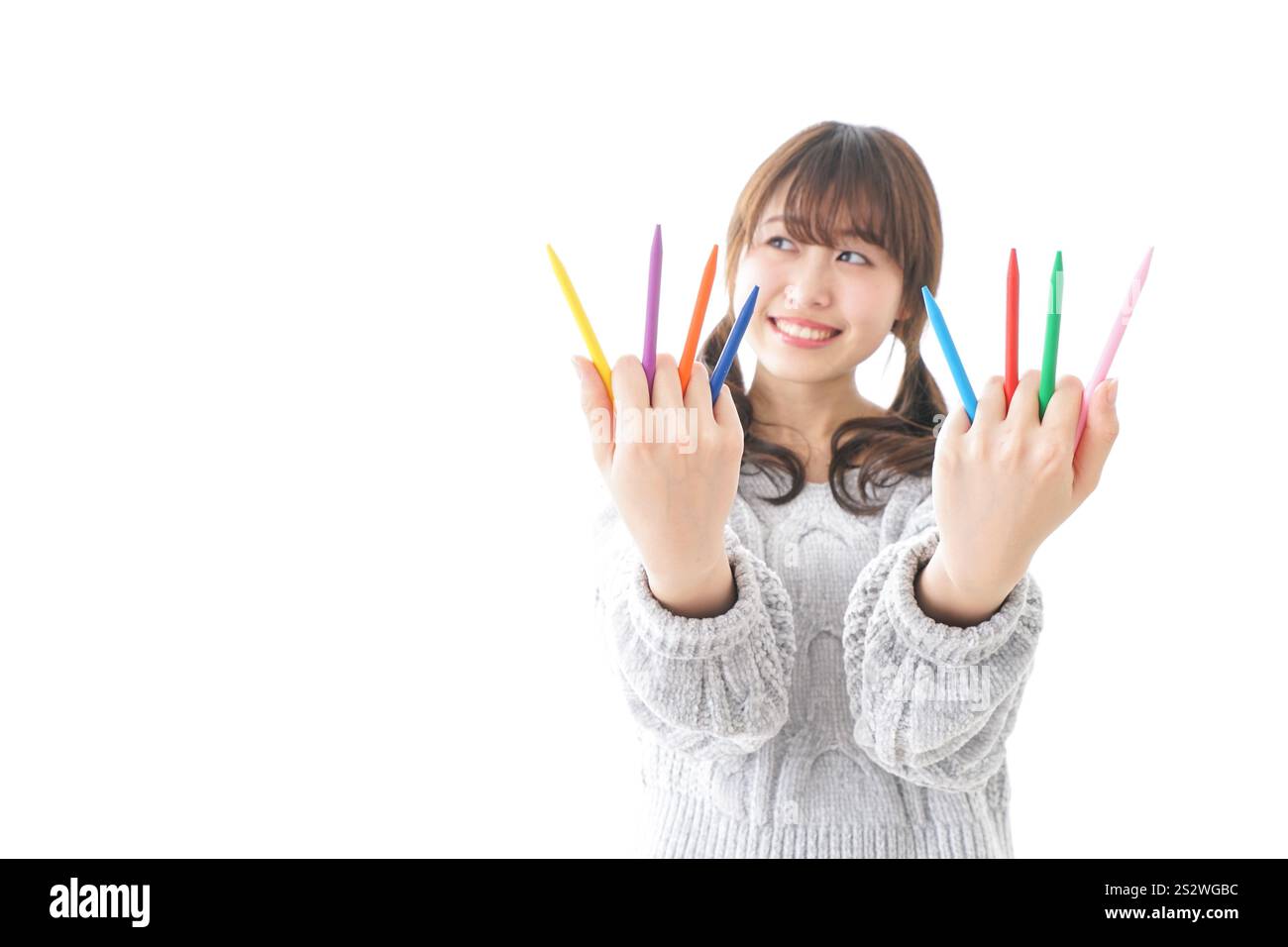 Donna con matite colorate Foto Stock