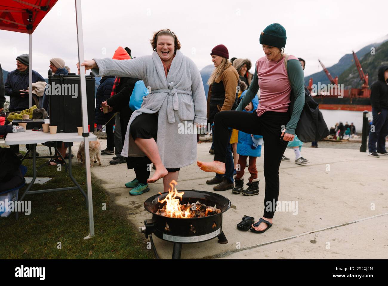 La folla affronta il clima gelido per la nuotata degli orsi polari del capodanno 2025 presso lo SP'akw'us Feather Park, Squamish BC, Canada. Lunedì 1 gennaio 2024. Foto Stock