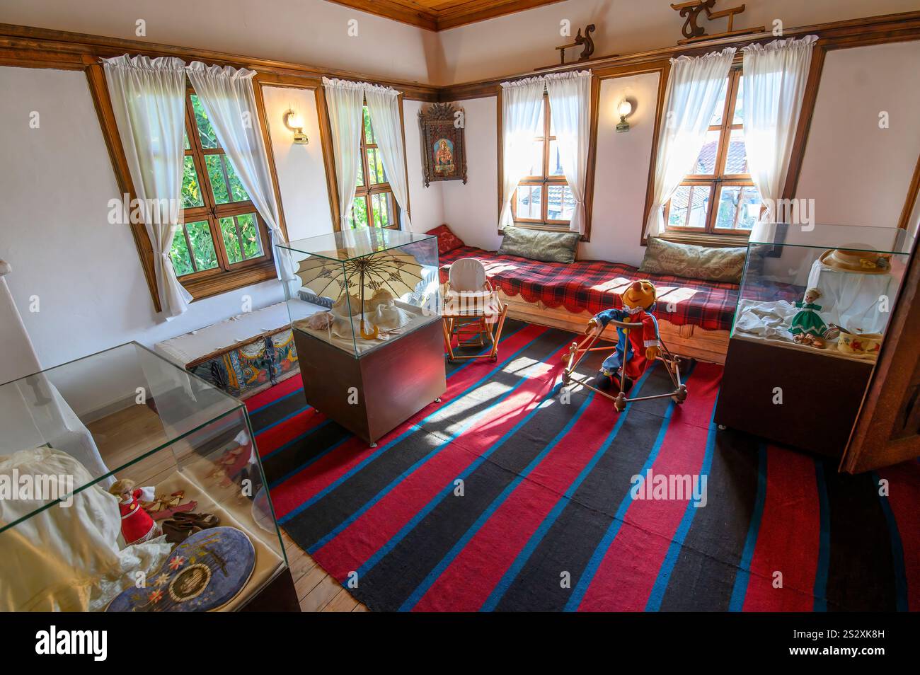 Tryavna, Bulgaria. Interno della casa Raykov. Casa tradizionale bulgara interna del XIX secolo Foto Stock