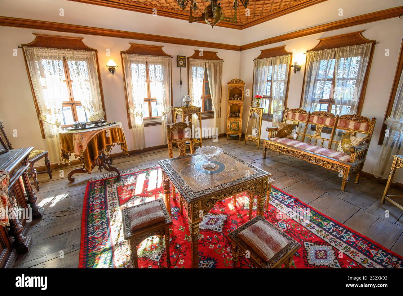 Tryavna, Bulgaria. Interno della casa Raykov. Casa tradizionale bulgara interna del XIX secolo Foto Stock