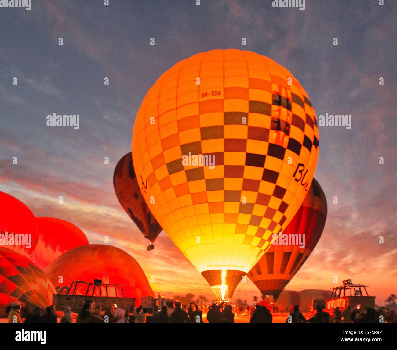 Mongolfiere preparate per i turisti dagli operatori di mongolfiera per un giro sulla necropoli di Tebe nell'oscurità pre-alba vicino a Luxor, in Egitto Foto Stock