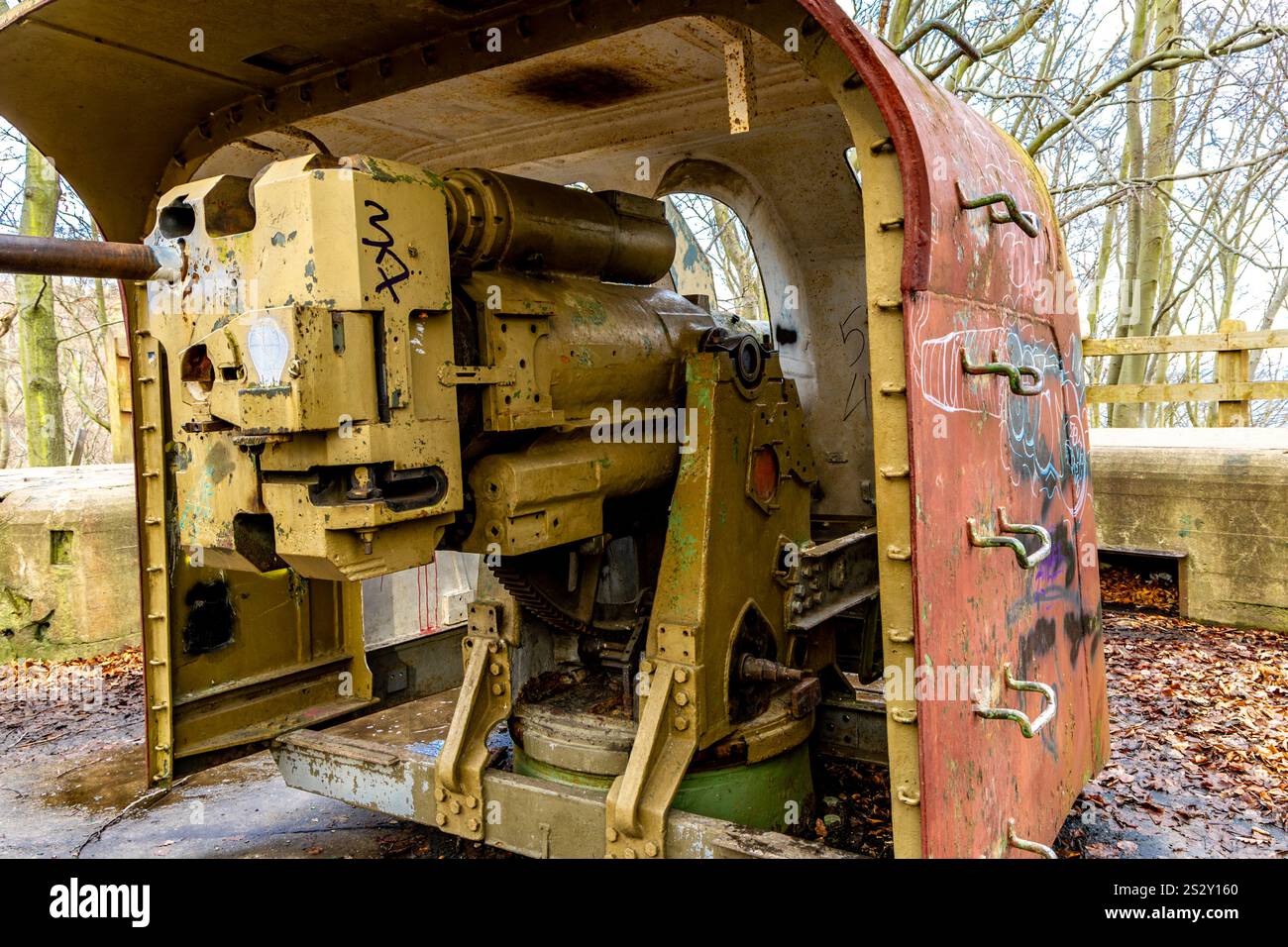 Pozzi di fuoco nella foresta sulla costa di Gdynia, monumenti militari, posizioni di artiglieria, luoghi storici della seconda guerra mondiale Foto Stock