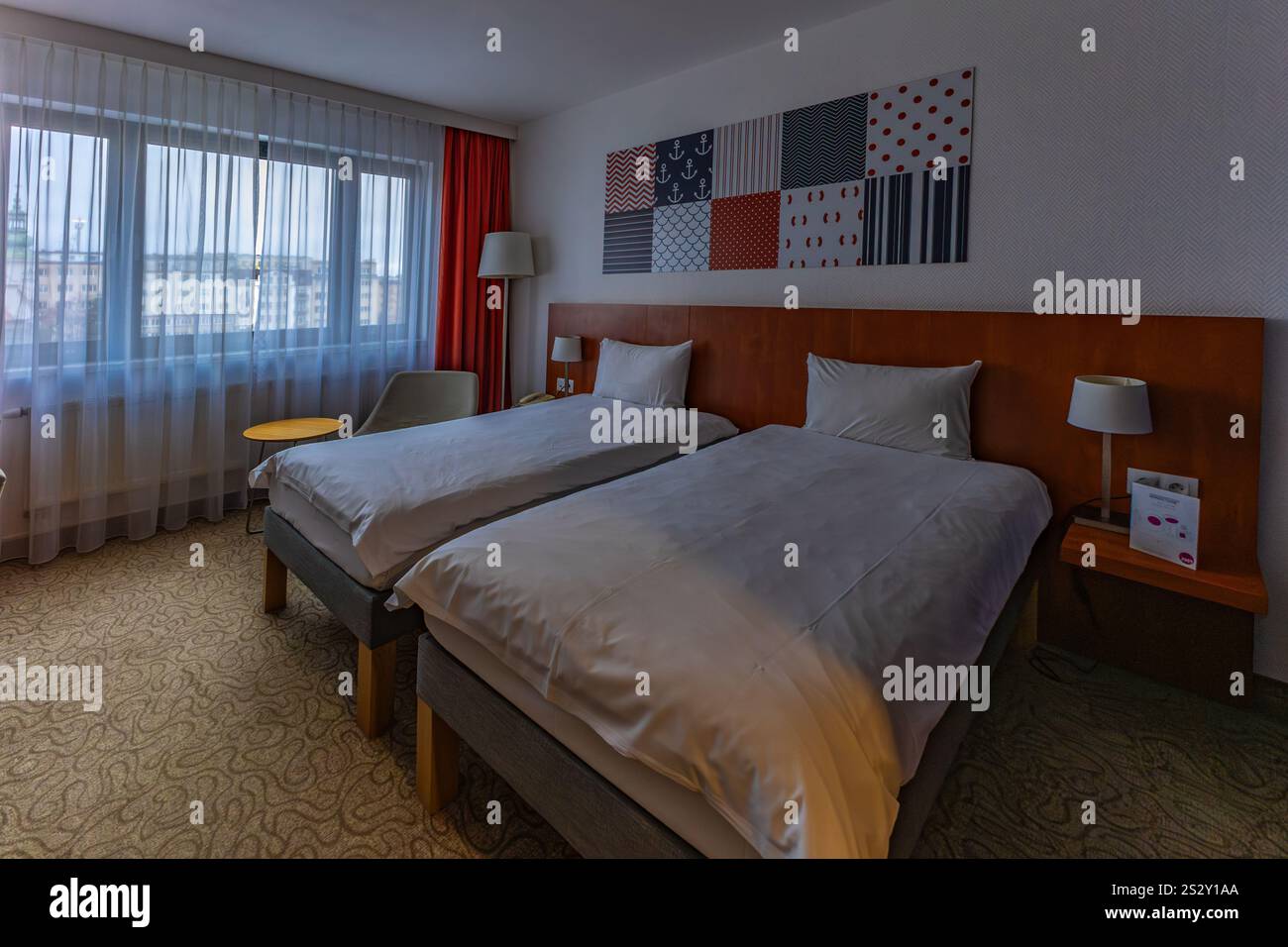Irrompere in una camera d'albergo, aprire la serratura elettronica sulla porta dell'appartamento, danneggiare la serratura sulla porta dell'hotel Foto Stock