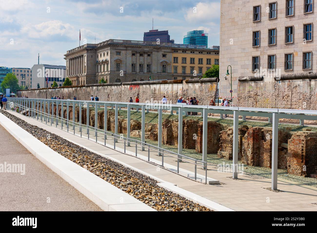 Berlino, Germania - 17 luglio 2010 : Topografia del terrore. Scavi all'aperto e mostre sul sito dell'ex quartier generale della Gestapo. Foto Stock