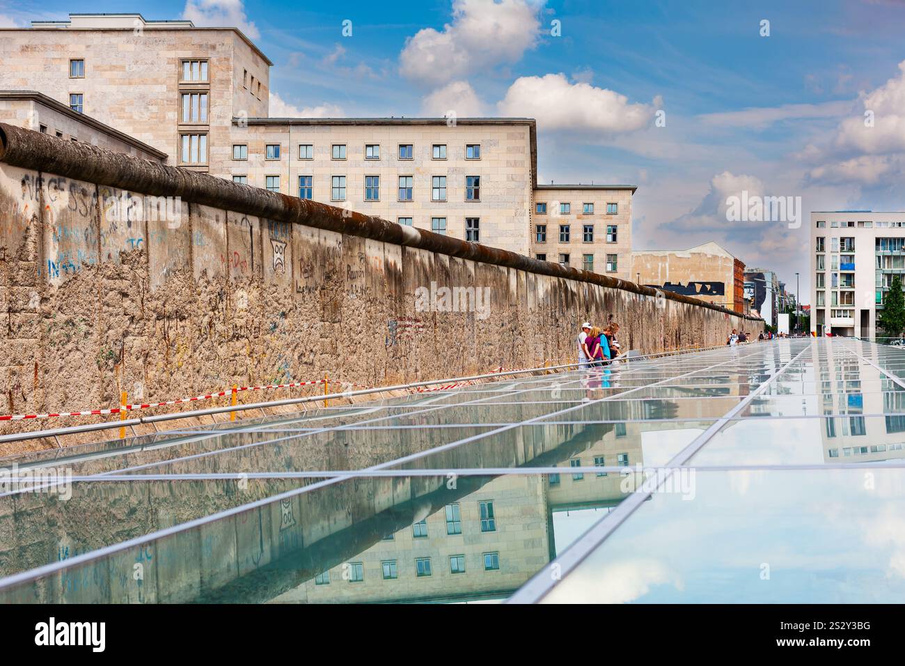 Berlino, Germania - 17 luglio 2010 : Topografia del terrore. Scavi all'aperto e mostre sul sito dell'ex quartier generale della Gestapo, il muro di Berlino. Foto Stock