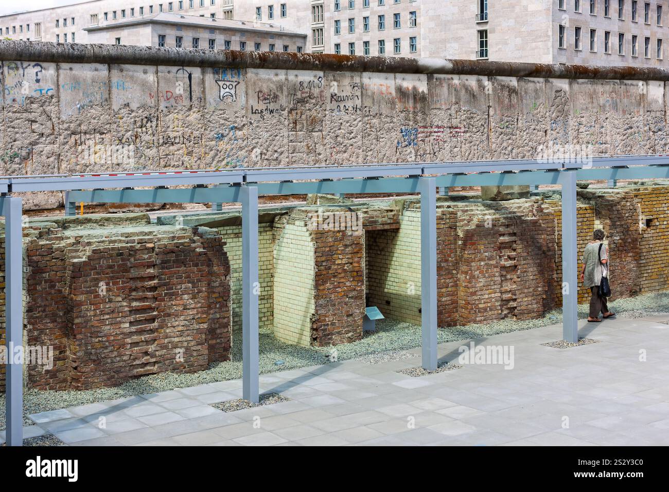 Berlino, Germania - 17 luglio 2010 : Topografia del terrore. Scavi all'aperto e mostre sul sito dell'ex quartier generale della Gestapo. Foto Stock