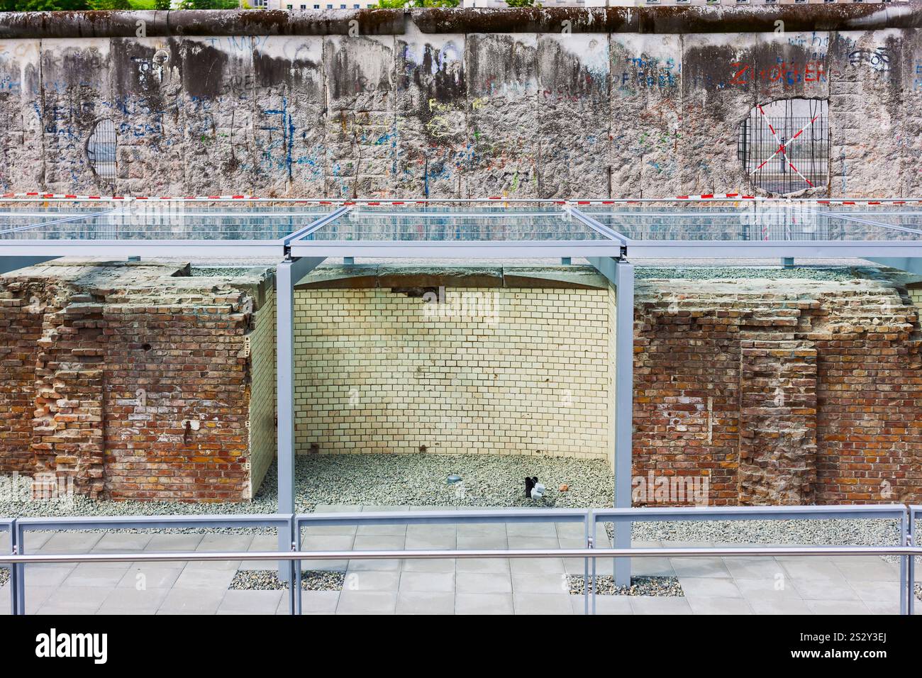 Berlino, Germania - 17 luglio 2010 : Topografia del terrore. Scavi all'aperto e mostre sul sito dell'ex quartier generale della Gestapo, il muro di Berlino. Foto Stock