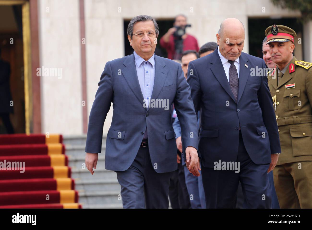 Teheran, Iran. 8 gennaio 2025. Il ministro dell'economia iraniano ABDOLNASER HEMATI (C) arriva per dare il benvenuto al primo ministro iracheno all'aeroporto internazionale di Mehrabad nella parte occidentale di Teheran. (Credit Image: © Rouzbeh Fouladi/ZUMA Press Wire) SOLO PER USO EDITORIALE! Non per USO commerciale! Foto Stock