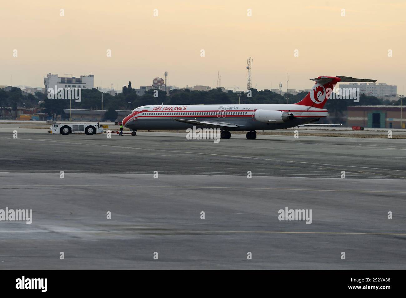 Teheran, Iran. 8 gennaio 2025. Un aereo iraniano Ata Airlines è parcheggiato presso l'aeroporto internazionale di Mehrabad nella parte occidentale di Teheran. (Credit Image: © Rouzbeh Fouladi/ZUMA Press Wire) SOLO PER USO EDITORIALE! Non per USO commerciale! Foto Stock