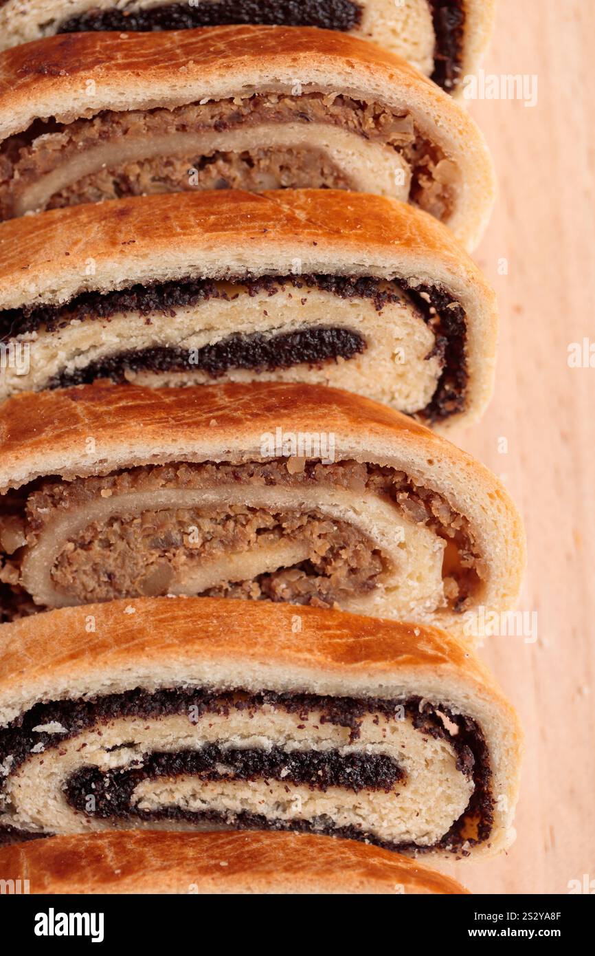 Bejgli, panino casereccio, tradizionale pane dolce ungherese, natalizio dell'Europa orientale e pasquale a fette ripieno di noci macinate e semi di papavero Foto Stock